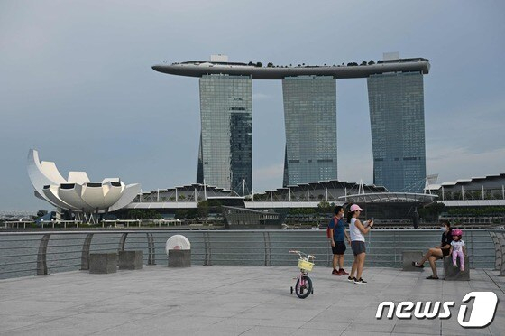 싱가포르의 랜드마크 마리나베이샌즈 호텔이 보이는 바닷가 공원. (C) AFP=뉴스1 자료 사진