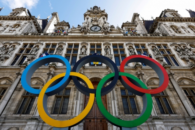 프랑스 파리의 호텔 드 빌 시티홀 앞에 장식된 올림픽 오륜기 마크. /로이터=뉴스1