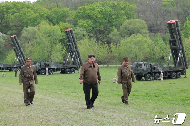 북한 노동당 기관지 노동신문은 23일 김정은 노동당 총비서가 지난 22일 초대형 방사포병이 참가하는 '핵반격가상종합전술훈련'을 지도했다고 보도했다./사진=뉴스1