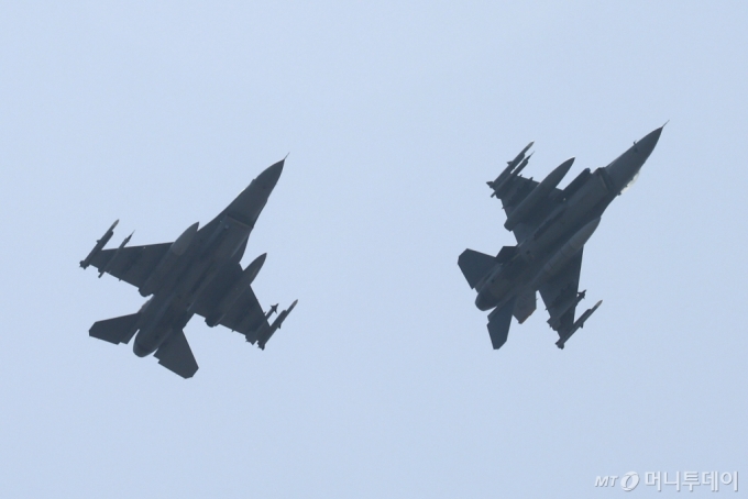 19일 전북 군산 공군기지에서 열린 '2024년 연합편대군 종합훈련(KFT·Korea Flying Training)'에서 미공군의 F-16 전투기들이 비행을 하고 있다. 사진은 기사와 연관 없음 (국방일보 제공) 2024.4.19/뉴스1  Copyright (C) 뉴스1. All rights reserved. 무단 전재 및 재배포,  AI학습 이용 금지. /사진=(서울=뉴스1) 신웅수 기자