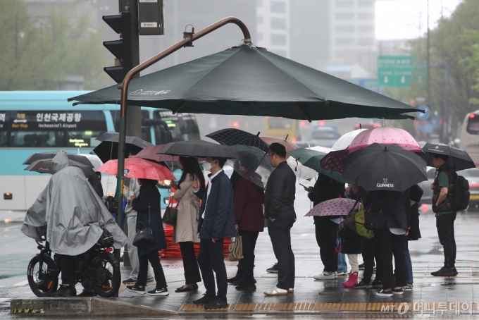 서울 종로구 세종대로 사거리에서 출근길 시민들이 우산을 쓰고 있다. /사진=뉴스1 