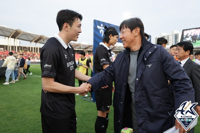 신재원(왼쪽)과 신태용 감독. /사진=한국프로축구연맹 제공