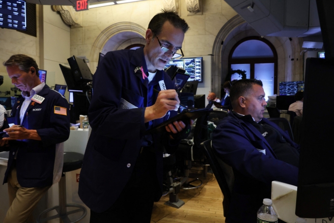 미국 뉴욕증권거래소(NYSE)에서 거래자들이 일하고 있다. 2023.08.02 /AFPBBNews=뉴스1