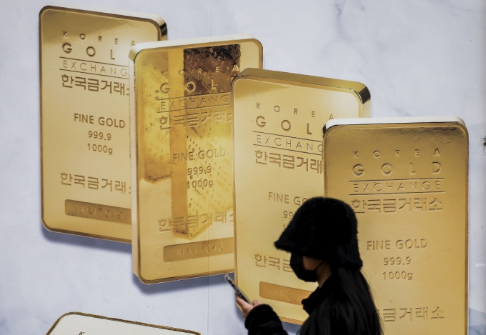 서울시내 금은방 앞을 한 시민이 지나고 있다. /사진=뉴시스