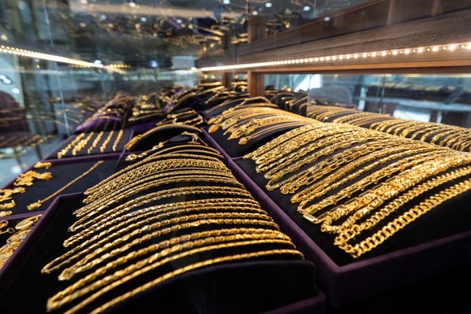 중동 위기 등으로 연일 국제 금값이 치솟는 가운데 국내에서도 금 거래가 급증하고 있다. 서울시내 한 금거래소에 전시된 귀금속 모습/사진=뉴스1