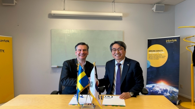 김현철 한국화학융합시험연구원(KTR) 원장(오른쪽)이 23일(현지시간) 스웨덴 스톡홀롬에서 올로프 페레니우스 스위덴 Intertek Semko  대표(왼쪽)와 상호 협력을 위한 업무협약을 체결했다. /사진제공=KTR