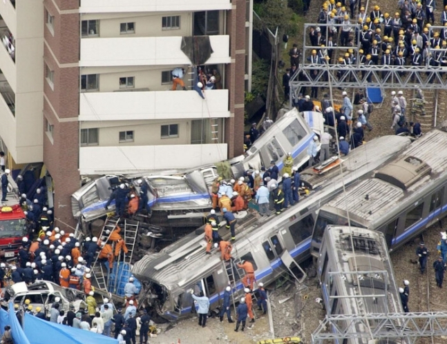 2005년 4월25일 일본에서 JR의 다카라즈카발 도시샤마에행 쾌속 제5418M 열차(7량 편성)가 운전자의 과속 주행으로 선로를 탈선해 옆에 있던 아파트와 충돌한 모습이다. /사진=글항아리 