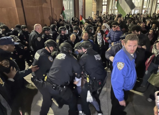 미국 경찰들이 뉴욕대에 진입해 시위 학생들을 연행하고 있다. /AFPBBNews=뉴스1