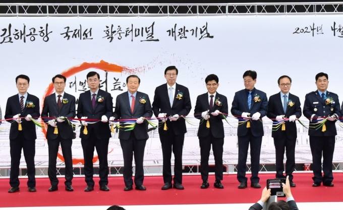 박형준 부산시장(가운데)이 김해공항 국제선 터미널 확장·개장 기념식에 참석해 테이프 커팅을 하고 있다./사진제공=부산시