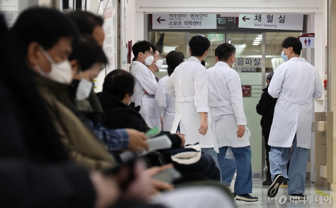 서울 시내 한 대학병원에서 의료진이 발걸음을 옮기고 있다./사진=(서울=뉴스1) 김성진 기자