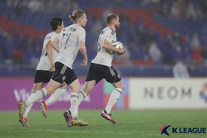 공을 들고 달리는 보야니치(오른쪽). /사진제공=한국프로축구연맹