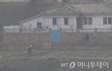 경기도 파주 판문점 일대에서 바라본 북한 황해북도 기정동 마을에 주민들의 모습이 보이고 있다. /사진=뉴스1