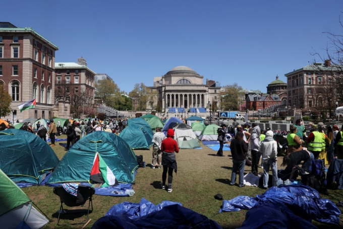 팔레스타인 가자 전쟁이 지속중인 가운데 22일(현지시간) 미국 뉴욕 컬럼비아대학 교정에 친팔레스타인 시위가 벌어지고 있다. 학생들은 교정에 텐트를 치고 수일째 시위를 진행하고 있다. /로이터=뉴스1 