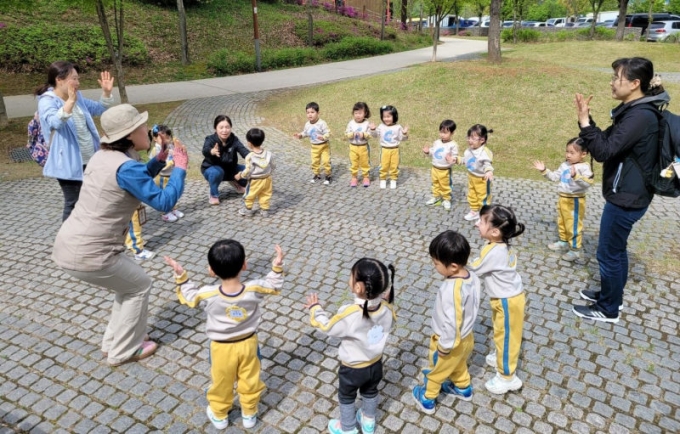  '화성형 유아숲 프로그램'에 참여하고 있는 유아들./사진제공=화성시