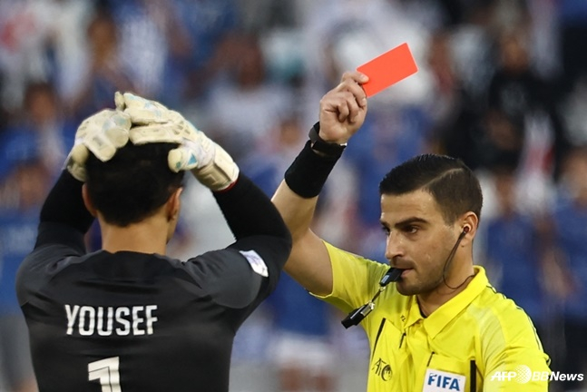 유세프(왼쪽) 카타르 골키퍼가 레드카드를 보고 머리를 감싸쥐고 있다. /AFPBBNews=뉴스1