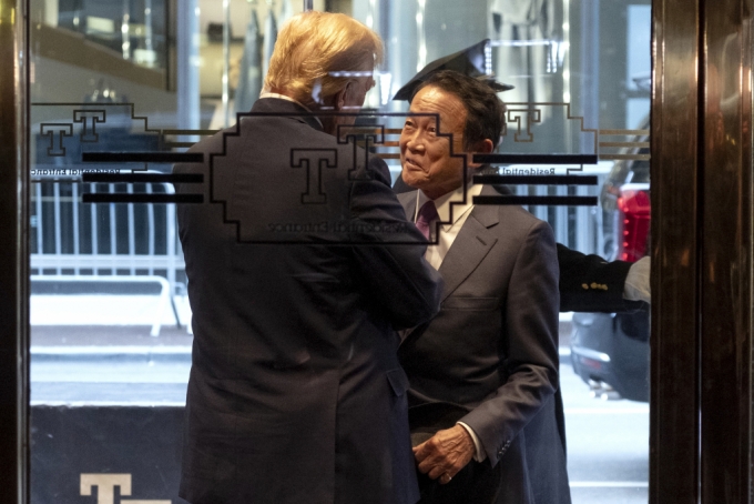[뉴욕=AP/뉴시스] 미국 공화당 대선 후보인 도널드 트럼프 전 미국 대통령이 23일(현지시각) 뉴욕 맨해튼의 트럼프 타워에서 아소 다로 전 일본 총리를 만나고 있다. 2024.04.24. 