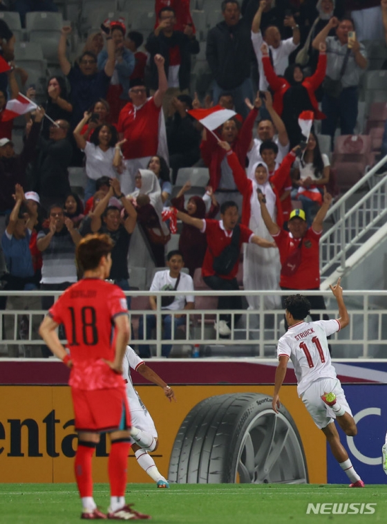 카타르 도하 압둘라 빈 칼리파 스타디움에서 열린 2024 아시아축구연맹(AFC) U-23 아시안컵 8강전 대한민국과 인도네시아의 경기, 선취골을 넣은 인도네시아 라파엘 스트라윅과 선수들이 기뻐하고 있다. /사진제공=뉴시