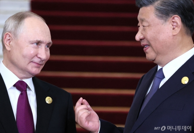 2023년 10월 17일 중국 베이징에서 열린 일대일로 정상포럼 환영행사에서 이야기 중인 블라디미르 푸틴 러시아 대통령(왼쪽)과 시진핑 중국 국가주석 /AFPBBNews=뉴스1 /사진=(베이징 AFP=뉴스1) 우동명 기자