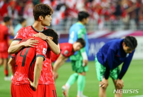 한국 U-23 대표팀 선수들이 26일(한국시간) 인도네시아와 8강전 패배에 아쉬워 하고 있다. /사진=뉴시스