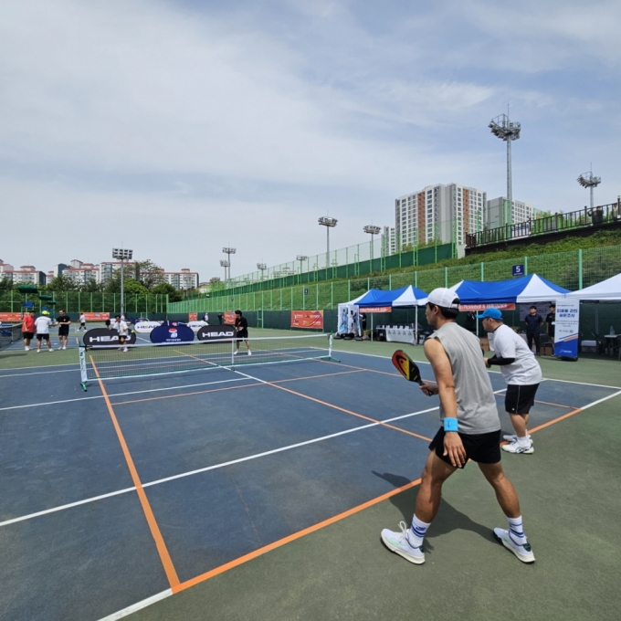 26일 오후 청주 국제 테니스장에서 열린 '코오롱FnC 헤드 피클볼 코리아 오픈'에 참여한 참가자들의 모습 /사진=조한송 기자 