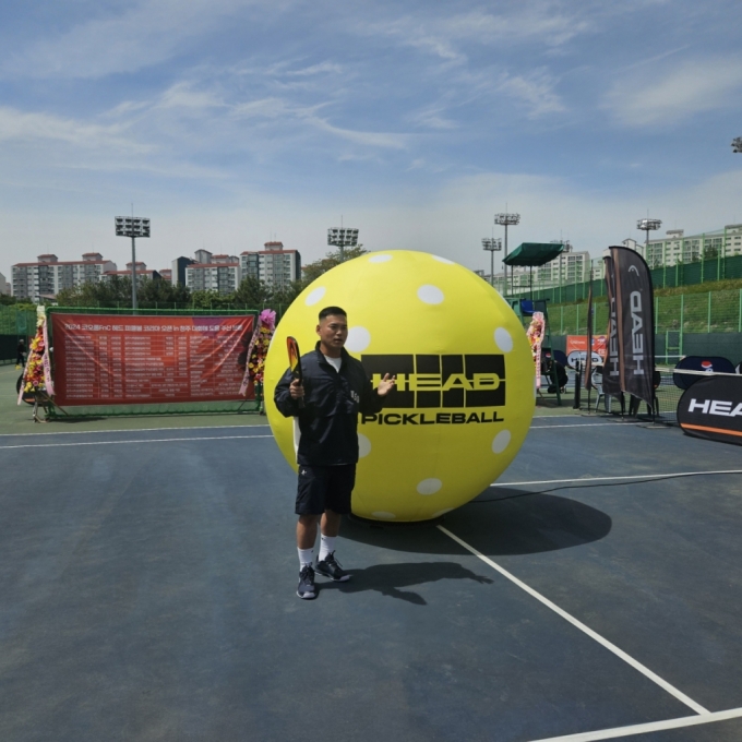 26일 오후 청주 국제 테니스장에서 열린 '코오롱FnC 헤드 피클볼 코리아 오픈'에 참여한 가수 이정의 모습/사진=조한송 기자 