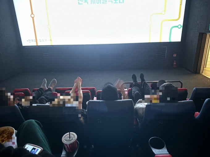 영화관 앞 자리가 비었다며 일행 4명 중 3명이 좌석에 다리를 올렸다. /사진=온라인 커뮤니티