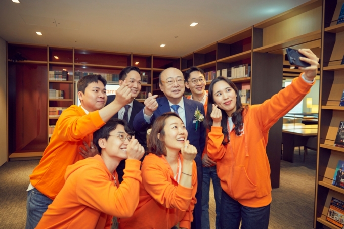 한화그룹 김승연 회장이 캐롯손해보험 직원들 요청에 셀카를 촬영하고 있다.