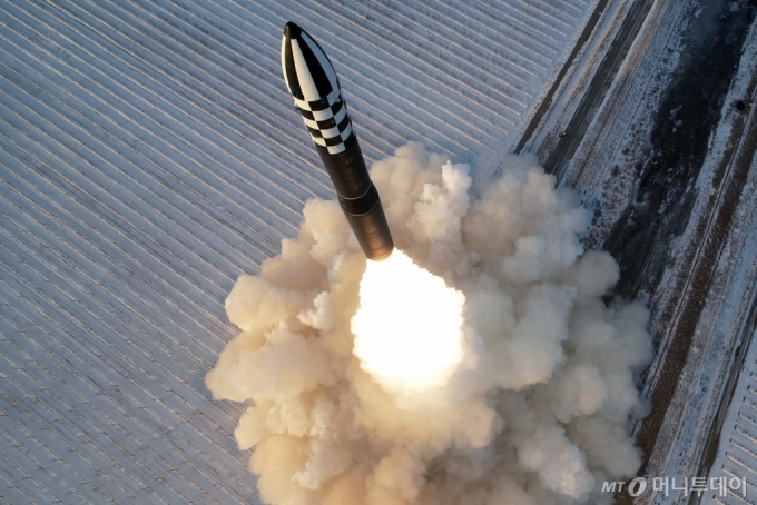 우리 군이 해군 이지스함에서 고도 500~1000㎞급 탄도 미사일을 요격할 수 있는 미국산 'SM-3' 유도탄을 수입하기로 했다. 사진은 북한의 신형 대륙간탄도미사일(ICBM) '화성-18형'. 북한 노동당 기관지 노동신문은 이 미사일이 최대정점고도 6518.2㎞를 기록했으며 총 1002.3㎞를 4415초(1시간13분35초) 비행해 동해 공해상 목표 수역에 탄착됐다고 주장했다. / 사진=뉴스1