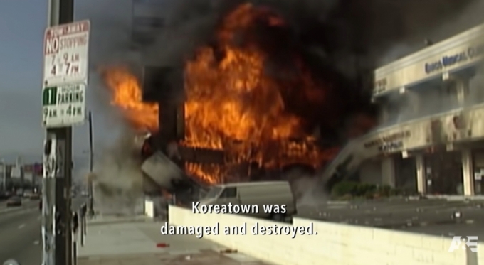 LA 폭동 당시 불타는 가게/사진= 다큐멘터리 '불타는 LA' 화면 캡처