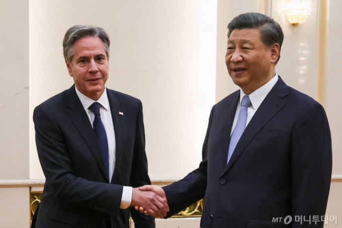 (AFP=뉴스1) 2023년 6월 19일 베이징 인민대회당에서 토니 블링컨(왼쪽) 미국 국무장관이 시진핑 주석과 악수하고 있는 모습. 2023.10.24  ⓒ AFP=뉴스1  Copyright /사진=(AFP=뉴스1) 정지윤 기자