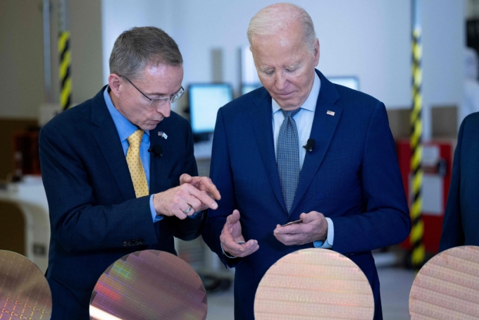 조 바이든 미국 대통령이 애리조나주 챈들러에 있는 인텔 인텔 오코틸로 캠퍼스를 찾아 팻 갤싱어 인텔 CEO와 반도체 웨이퍼를 살펴 보고 있다. /AFPBBNews=뉴스1