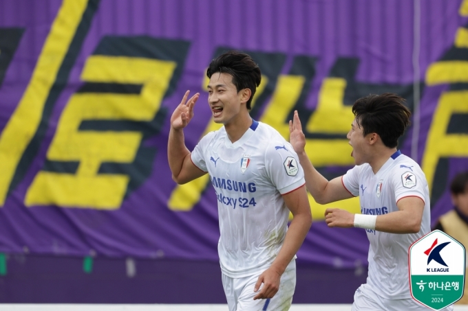 김현(왼쪽). /사진제공=한국프로축구연맹