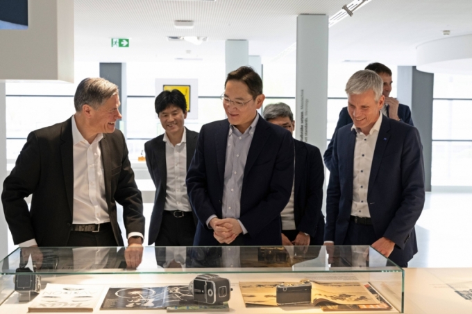 26일(현지 시간) 독일 오버코헨 ZEISS 본사를 방문한 이재용 삼성전자 회장이 ZEISS 제품을 살펴보는 모습/사진제공=삼성전자