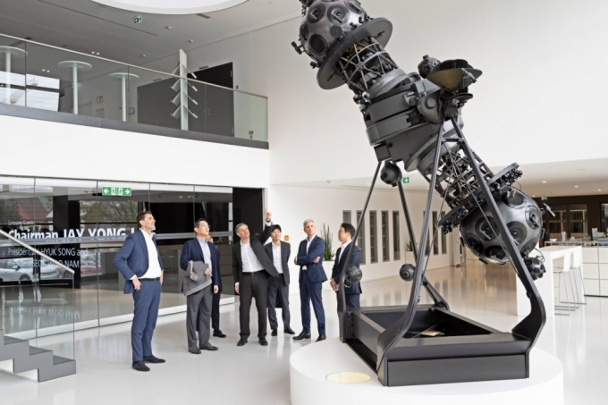 26일(현지 시간) 독일 오버코헨 ZEISS 본사를 방문한 이재용 삼성전자 회장이 ZEISS 장비를 살펴보는 모습/사진제공=삼성전자
