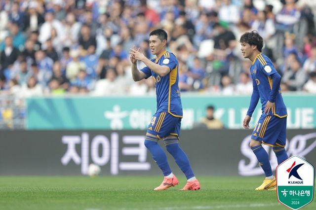 골 세리머니하는 이동경(왼쪽). /사진=한국프로축구연맹 제공
