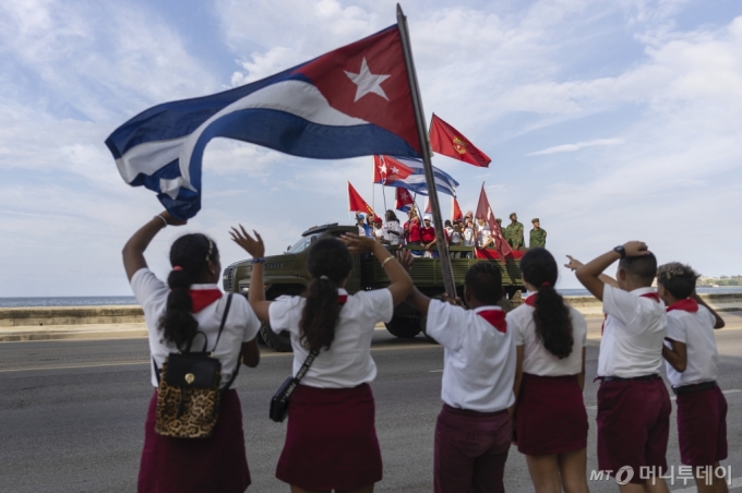 한국과 쿠바가 상대국 수도에 각각 상주공관을 개설하기로 합의했다고 28일 밝혔다. 사진은 쿠바 아바나에서 학생들이 피델 카스트로의 혁명군 수도 입성 제65주년을 기념하는 퍼레이드를 환영하며 국기를 흔드는 모습. / 사진=뉴시스