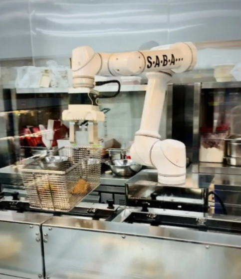 치킨을 조리하고 있는 튀김 조리 로봇, 로봇 조리 과정을 통유리로 볼 수 있다./사진제공=로보아르테