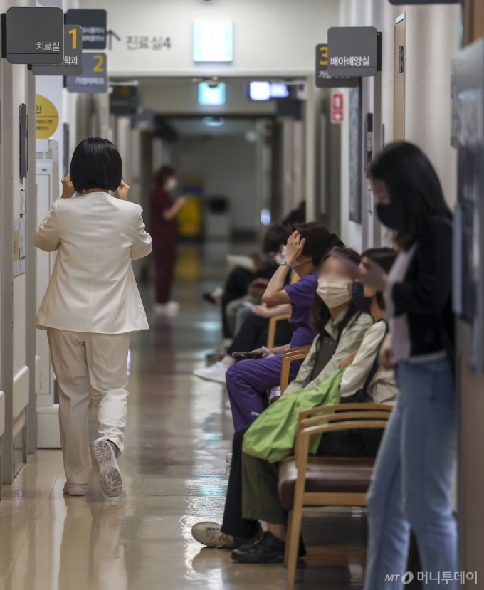 의정갈등이 계속되고 있는 29일 서울의 한 대학병원에서 의료진이 이동하고 있다./사진=[서울=뉴시스] 정병혁 기자