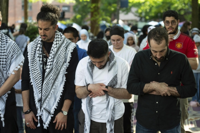 [워싱턴=AP/뉴시스] 28일(현지시각) 미 워싱턴 D.C의 조지워싱턴(GW)대학에서 학생들이 이스라엘-하마스 전쟁에 항의 시위를 하는 동안 무슬림 공동체 회원들이 기도하고 있다. 2024.04.29.