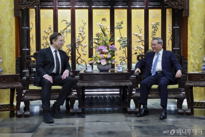 In this photo released by Xinhua News Agency, visiting Tesla founder and CEO Elon Musk, left, meets with Chinese Premier Li Qiang in Beijing, Sunday, April 28, 2024. Musk met with a top government leader in the Chinese capital Sunday, just as the nation's carmakers are showing off their latest elect /사진=AP 뉴시스