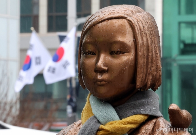 부산 동구 일본총영사관 앞에 설치된 '평화의 소녀상'/사진=뉴시스
