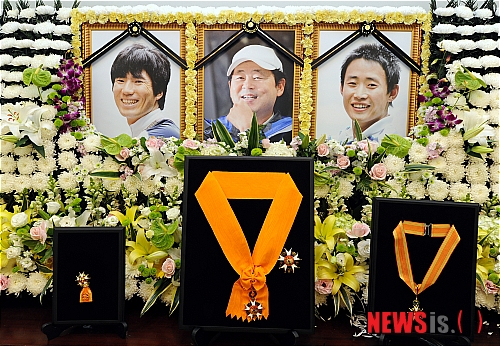 히말라야 안나푸르나에서 영원히 잠든 박영석 대장의 영정사진 앞에 훈장이 놓인 모습./사진=뉴시스 