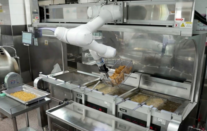 두산로보틱스 협동로봇이 단체급식 튀김작업을 수행하고 있다./사진제공=두산