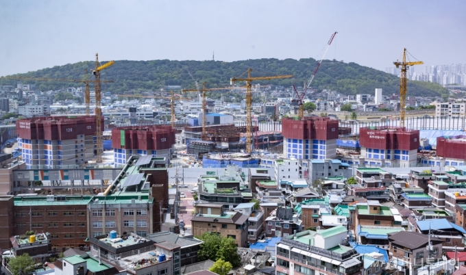 (수원=뉴스1) 이재명 기자 = 사진은 25일 경기도 수원시의 한 건설현장의 모습. 