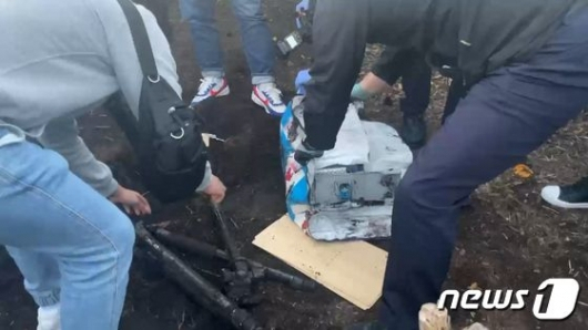 지난해 10월 21일 과수원에 파묻힌 채 발견된 무인 과속 단속 카메라. /사진=뉴스1(서귀포경찰서 제공)