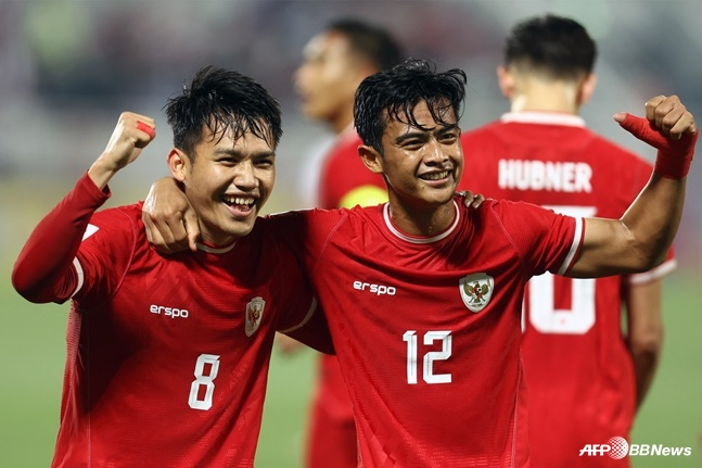 아르한(오른쪽)이 인도네시아의 득점 후 기뻐하고 있다. /AFPBBNews=뉴스1
