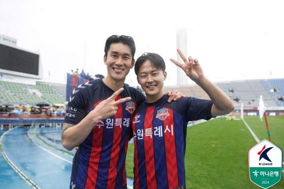 이용(왼쪽)과 이승우. /사진제공=한국프로축구연맹