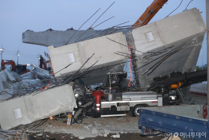 이날 오후 경기 시흥시 월곶고가교 공사 현장에서 교각 구조물이 떨어지는 사고가 발생했다. 공사 차량이 교각 구조물에 깔린 모습./사진=뉴스1