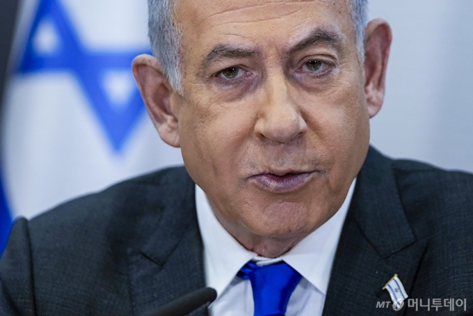 [텔아비브(이스라엘)=AP/뉴시스]베냐민 네타냐후 이스라엘 총리가 2023년 12월24일 이스라엘 텔아비브의 국방부에서 각료회의를 주재하고 있다. 그는 30일 하마스와의 휴전 협상이 계속되고 있는 가운데 "타협이 이뤄지든 이뤄지지 않든 관계없이 라파는 무조건 침공할 것"이라고 다짐했다. 2024.04.30. /사진=유세진