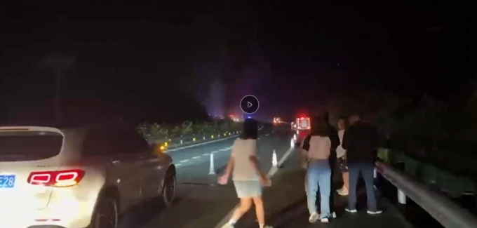 1일 새벽  2시10분쯤 광둥성에서 푸젠성 방면 메이다 고속도로가 붕괴했다/사진=중국 SNS 웨이보 캡쳐
